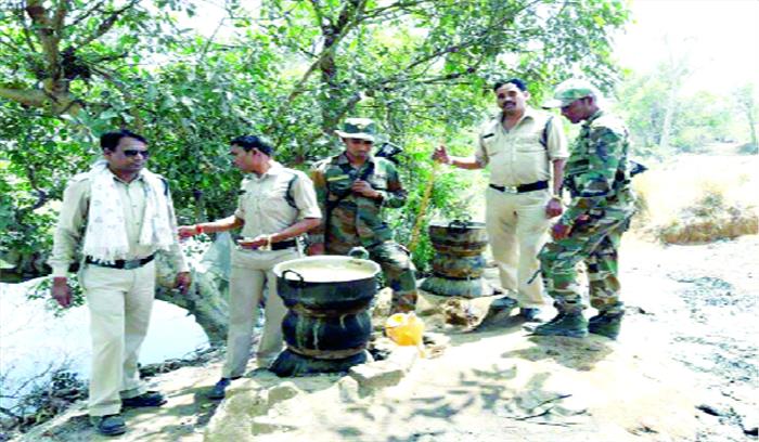 पुलिस ने जेसीबी से उखड़वाई 150 कच्ची शराब भट्ठी