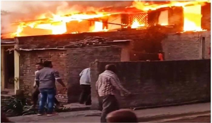 महाराष्ट्र : पत्नी से हुई कहासुनी के बाद व्यक्ति ने अपने घर में लगाई आग, पड़ोस के 10 घर भी जलकर हुए राख