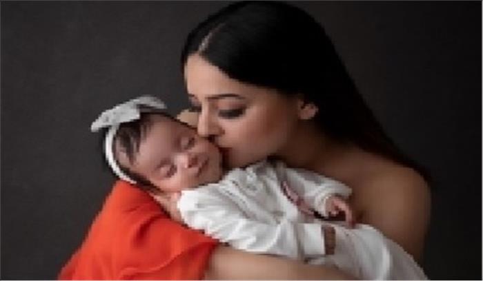 बच्ची को पहली बार फीडिंग कराने का अनुभव बेहद भावुक करने वाला था : माही विज बच्ची को पहली बार फीडिंग कराने का अनुभव बेहद भावुक करने वाला था : माही विज