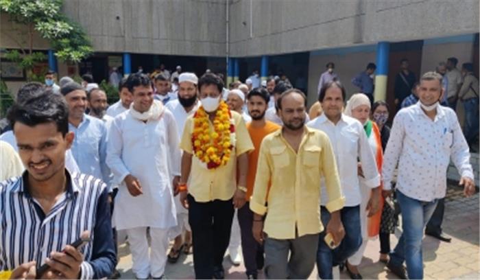 महापौर ने अपने क्षेत्र का किया निरीक्षण, पार्षद ने मंदिर की जमीन पर कब्जा होने का उठाया मुद्दा