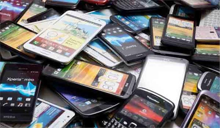 घूम-घूम कर चोरी का महंगा मोबाइल बेच रहे माँ-बेटा पकड़ाएं