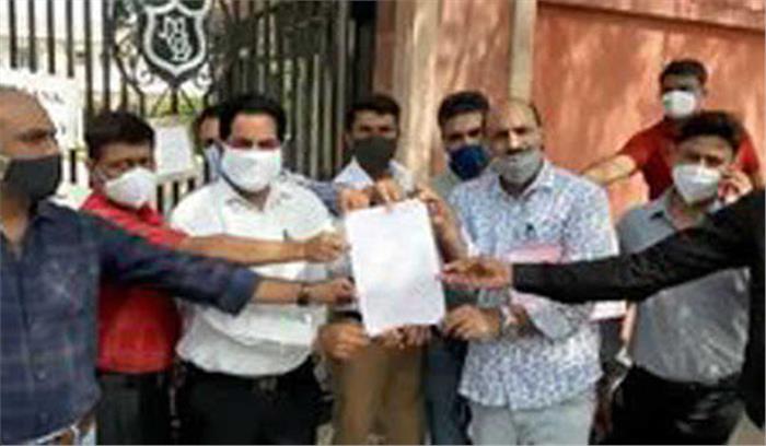 अभिभावकों को अपनी मांग रखने के लिए स्कूल के गेट पर करना पड़ा प्रदर्शन