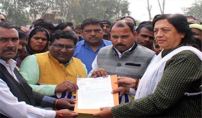 नगर निगम सफाई कर्मचारी संघ ने संसदीय सचिव को सौंपा ज्ञापन