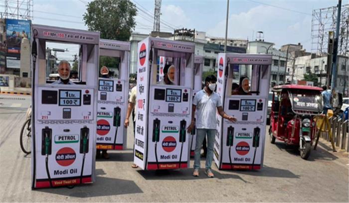पेट्रोलियम पदार्थों के बढ़ते कीमतों के विरोध में कांग्रेस का अनोखा प्रदर्शन, सडक़ पर उतरा पंप