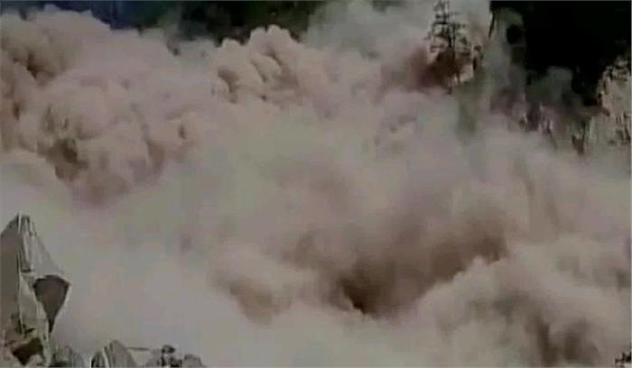 भूस्खलन के बाद चार धाम यात्रा पर गए हज़ारों तीर्थयात्री फंसे