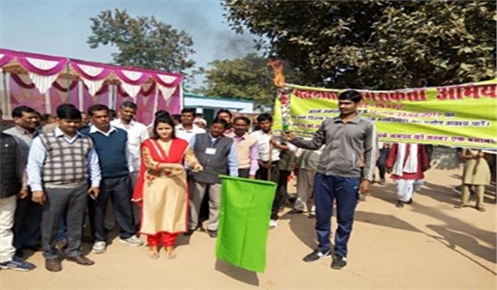 मतदान के प्रति जागरूकता के लिए गांवों के लोग मशाल लेकर निकले 