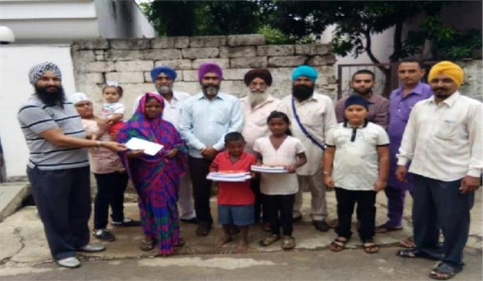 समाज सेवा समिति ने निर्धन बच्चों को पाठ्य सामग्री व फीस किया प्रदान