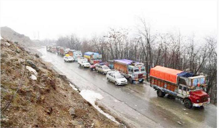  कश्मीर: बारिश के बाद राष्ट्रीय राजमार्ग पर एक तरफ से यातायात जारी