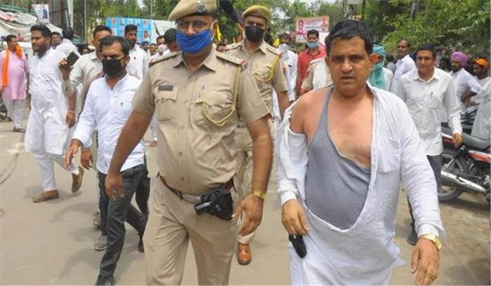 किसानों ने भाजपा नेता के साथ की हाथापाई एवं कपडे फाडे