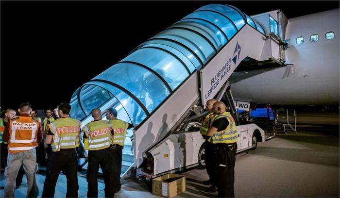 जर्मनी से निर्वासित होने के बाद काबुल पहुंचा 42 शरणार्थियों का एक समूह