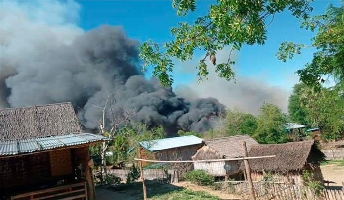 म्यांमार के गांव में संघर्ष के बाद लगी आग, दो की मौत