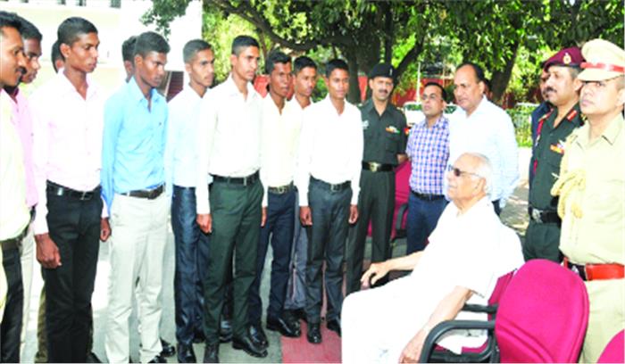 चयनित जवानों ने की राज्यपाल से मुलाकात