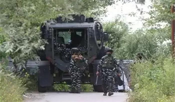 शोपियां मुठभेड़ : आतंकी ने एके-56 राइफल के साथ किया आत्मसमर्पण