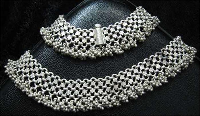 चाँदी  में 800 की रुपये गिरावट, सोना स्थिर