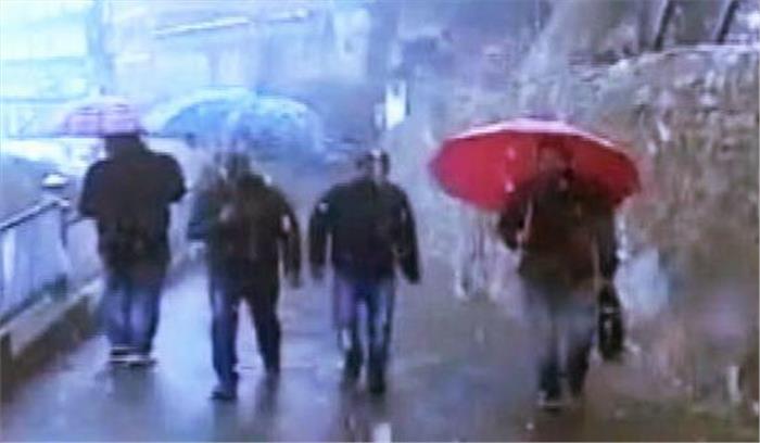 हिमाचल में बर्फबारी से पारा लुढ़का