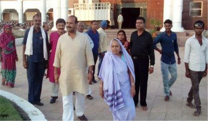 पथराव की घटना में नामजद महिलाओं के नाम विलोपित करने जोगी कांग्रेस ने कलेक्टर को सौंपा ज्ञापन