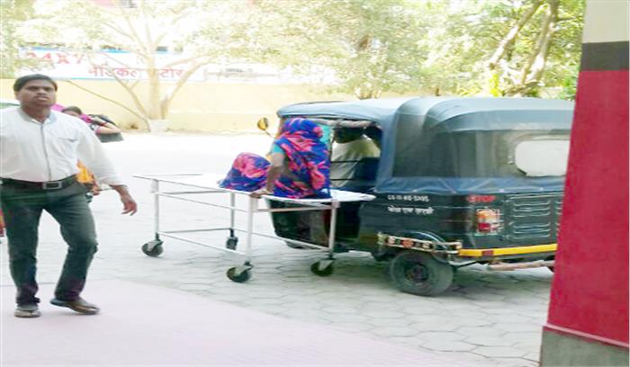 मरीज को स्ट्रेचर पर खुद ले जाते हैं परिजन