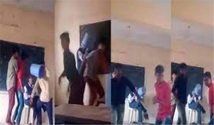 छात्रों ने कक्षा में शिक्षक के सिर पर डाला कूड़े का डब्बा, वीडियो वायरल