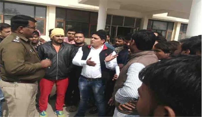 चोरी के मामले का खुलासा न होने पर पुलिस के खिलाफ नारेबाजी