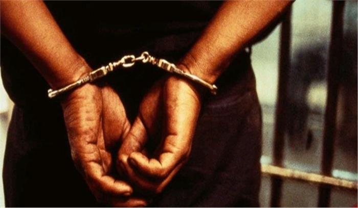 तीस लाख के सोने के साथ हवाई अड्डे पर व्यापारी गिरफ्तार