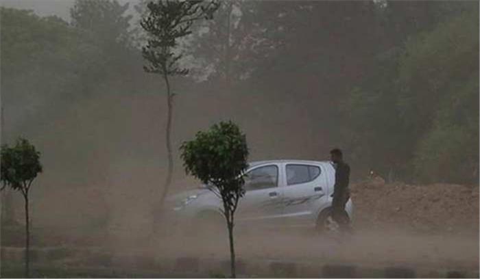 आंधी तूफान और बारिश से कान्हा इंडस्ट्रीज की दिवाल गिरी