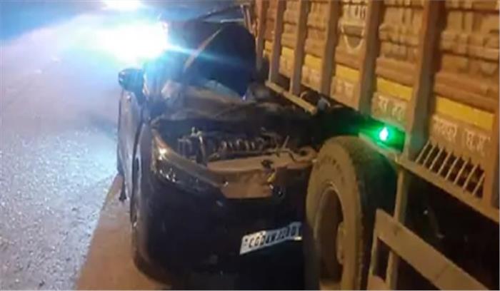 खड़े ट्रक में जा घुसी कार, रायपुर के 3 डॉक्टर घायल