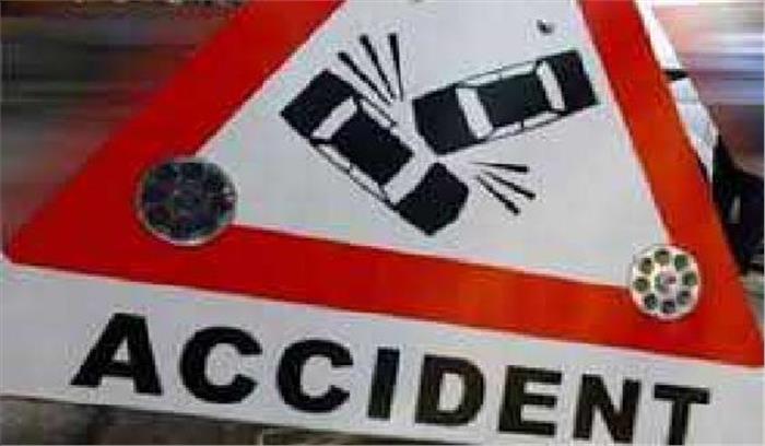 मिनी ट्रक पलटने से 14 बारातियों की मौत