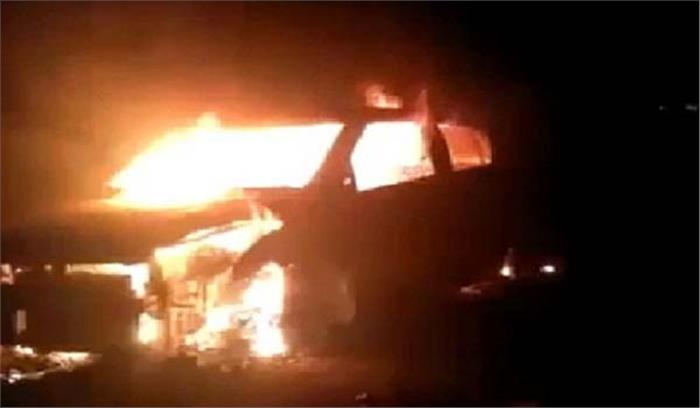 दिल्ली से लखनऊ जा रही कार चालक गाड़ी समेत जिंदा जला