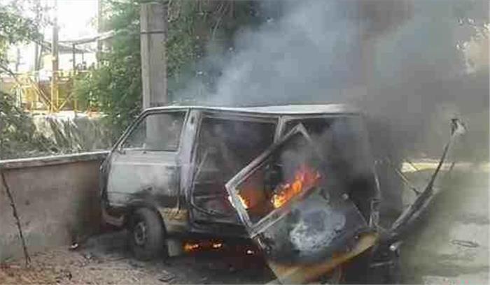 उप्र : स्कूल वैन में गैस सिलेंडर फटने से आग लगी, 6 बच्चे झुलसे, 3 गंभीर