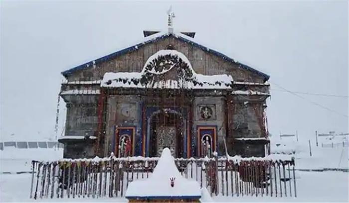 केदारनाथ धाम ने ओढ़ी बर्फ की सफेद चादर