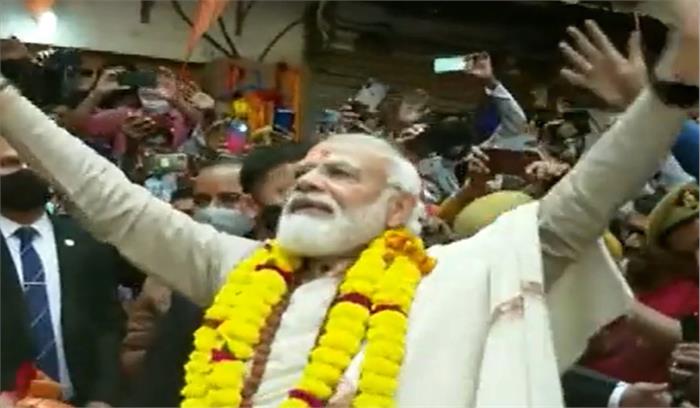 काशी की संकरी गलियों से गुजरे मोदी, लगे हर हर महादेव के नारे