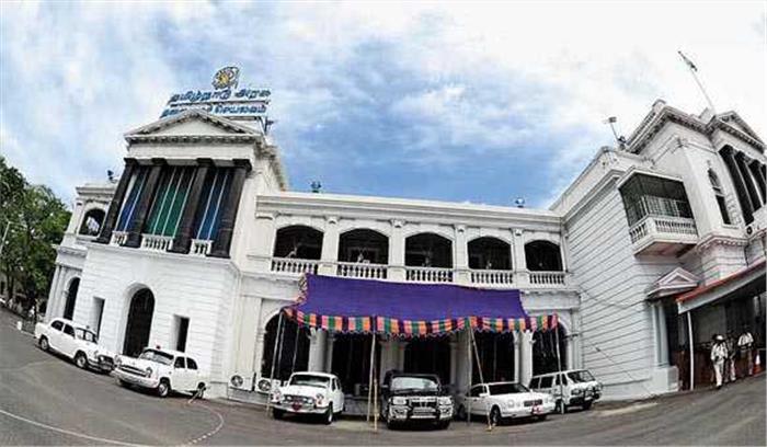 तमिलनाडु विधानसभा में हंगामा, विधायकों ने तोड़ा टेबल