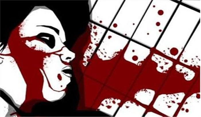 चरित्र पर संदेह के चलते पत्नी की हत्या