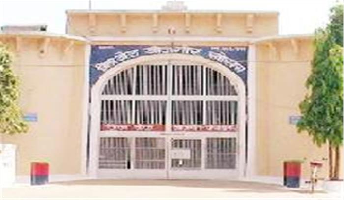 बिना नहाए धोए उमस भरी गर्मी काट रहे बंदी