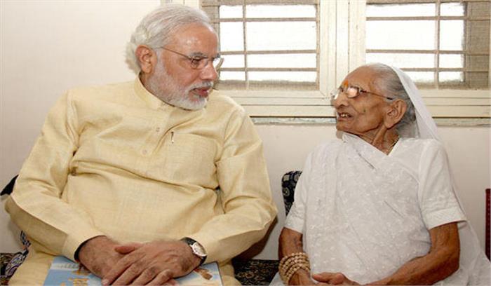 मोदी योग छोड़ कर मां से मिलने पहुंचे