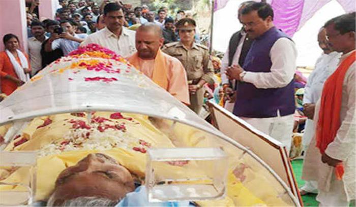 सीएम योगी ने अर्पित की केशव मौर्य के पिताश्री को पुष्पाजंलि सीएम योगी ने अर्पित की केशव मौर्य के पिताश्री को पुष्पाजंलि