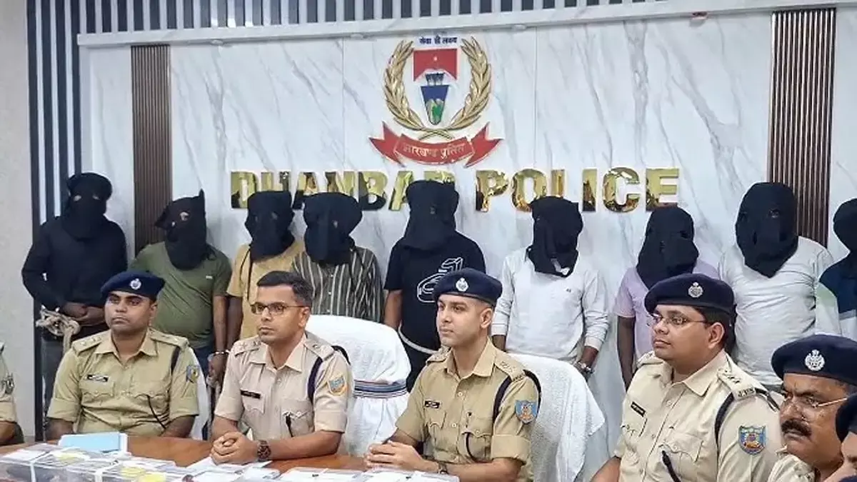 विदेश में बैठकर धनबाद में गैंग चलाने वाले गैंगस्टर प्रिंस खान के 9 गुर्गों को पुलिस ने किया गिरफ्तार विदेश में बैठकर धनबाद में गैंग चलाने वाले गैंगस्टर प्रिंस खान के 9 गुर्गों को पुलिस ने किया गिरफ्तार