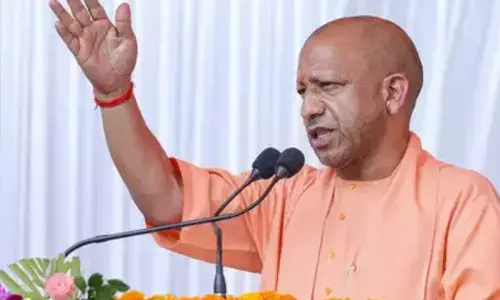 संवाद, संवेदनशीलता और सकारात्मकता से बनेंगे सफल अधिकारी : सीएम योगी संवाद, संवेदनशीलता और सकारात्मकता से बनेंगे सफल अधिकारी : सीएम योगी