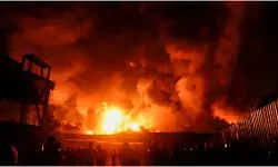 दिल्ली : रिठाला की फैक्ट्री में लगी आग पर 12 घंटे बाद भी पूरी तरह काबू नहीं, अब तक 3 लोगों की मौत दिल्ली : रिठाला की फैक्ट्री में लगी आग पर 12 घंटे बाद भी पूरी तरह काबू नहीं, अब तक 3 लोगों की मौत