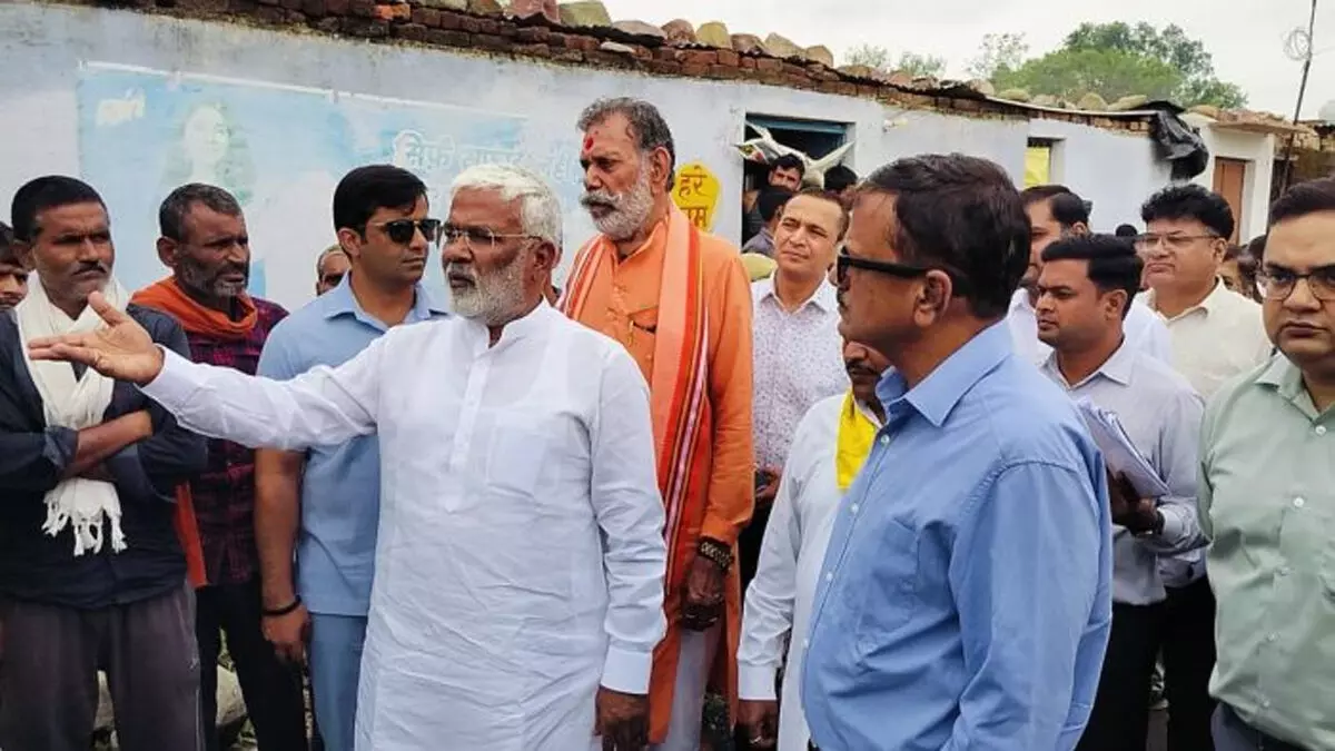 उत्तर प्रदेश : जलशक्ति मंत्री ने बुंदेलखंड में एक दर्जन से अधिक गांवों का किया निरीक्षण