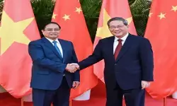 ली छ्यांग ने वियतनाम के प्रधानमंत्री से भेंट की ली छ्यांग ने वियतनाम के प्रधानमंत्री से भेंट की