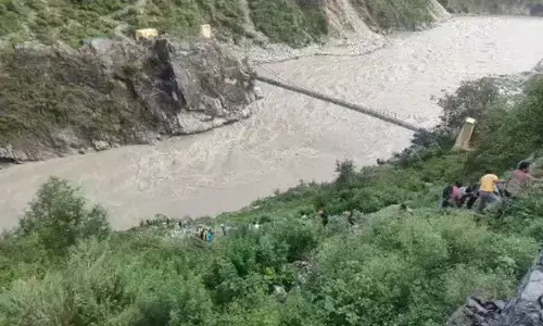 उत्तराखंड के बद्रीनाथ हाईवे पर हुआ हादसा  : अलकनंदा नदी में गिरा यात्रियों से भरा टेंपो ट्रैवलर, 1 की मौत,कई लापता