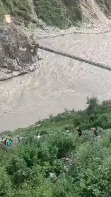 अलकनंदा नदी में गिरा यात्रियों से भरा टेंपो ट्रैवलर, उत्तराखंड के बद्रीनाथ हाईवे पर हुआ हादसा, 2 की मौत, 10 लापता