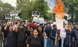 आपातकाल के 50 वर्ष पूर्ण होने पर अभाविप ने दिल्ली विश्वविद्यालय में किया पुतला दहन