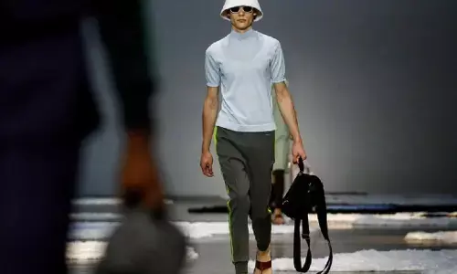 लग्जरी फैशन ब्रांड प्रादा ने मानी भारतीय कोल्हापुरी चप्पलों से प्रेरणा लेने की बात लग्जरी फैशन ब्रांड प्रादा ने मानी भारतीय कोल्हापुरी चप्पलों से प्रेरणा लेने की बात