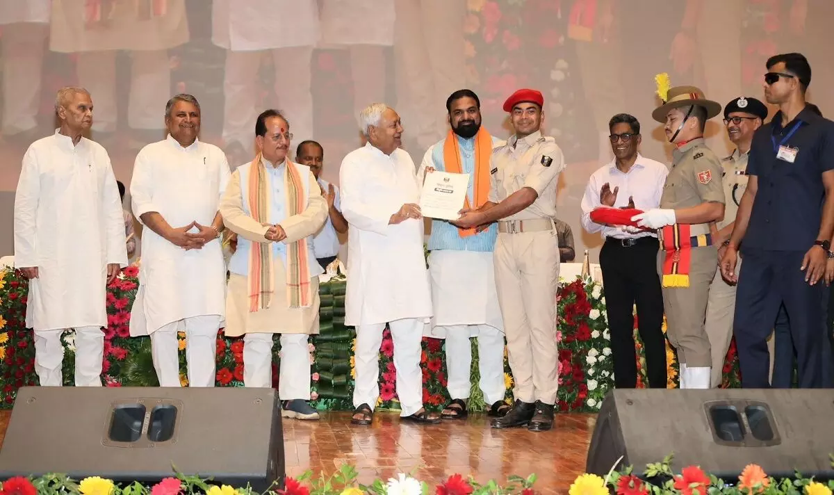 बिहार चुनाव से पहले नीतीश कुमार का बड़ा तोहफा,  21,391 नवनियुक्त सिपाहियों को नियुक्ति पत्र सौंपे