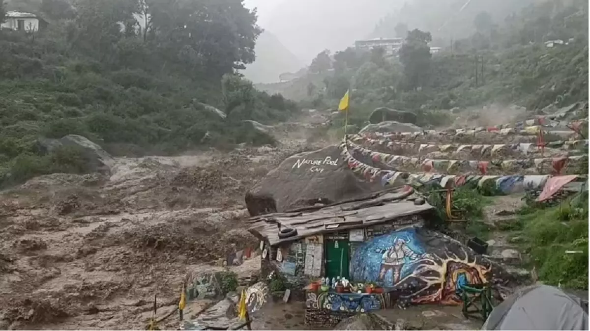 हिमाचल प्रदेश में भारी तबाही : 34 लापता लोगों की तलाश के लिए बचाव अभियान जारी