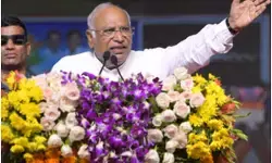 कोई भी नेता संविधान से सेक्युलर और सोशलिस्ट शब्दों को नहीं हटा सकता : खड़गे