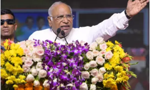 कोई भी नेता संविधान से सेक्युलर और सोशलिस्ट शब्दों को नहीं हटा सकता : खड़गे कोई भी नेता संविधान से सेक्युलर और सोशलिस्ट शब्दों को नहीं हटा सकता : खड़गे