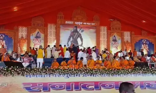 पटना में सनातन महाकुंभ का विराट आयोजन, देशभर से जुटे संत-महात्मा, धीरेंद्र कृष्ण शास्त्री  भी रहे उपस्थित